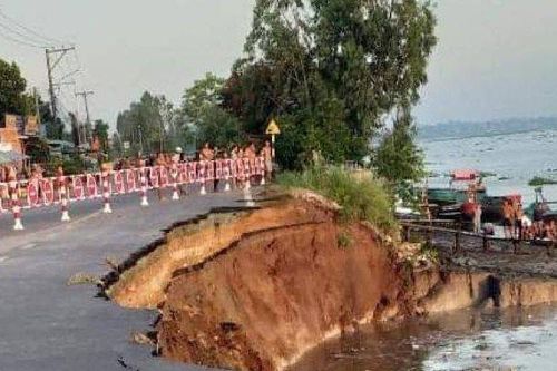 Mặt đường Quốc lộ 91 sạt lở 'là hiện tượng tự nhiên'
