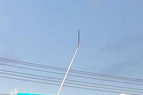 Nguy hiểm từ trụ đèn nghiêng