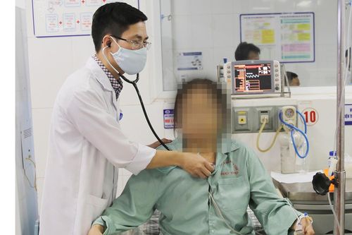 Tức ngực không đỡ vì tràn một lít máu màng ngoài tim