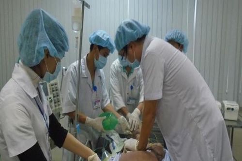 Cứu sống bệnh nhân ngưng tim, hô hấp do giật điện