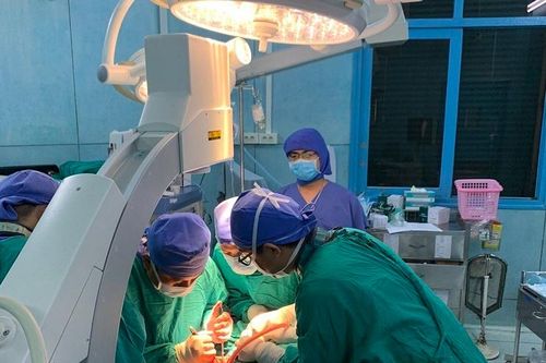 Phẫu thuật cho 2 học sinh vụ cây phượng ngã đè trong sân trường
