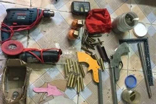 Đối tượng trốn truy nã chế tạo súng và lựu đạn để bán kiếm lời