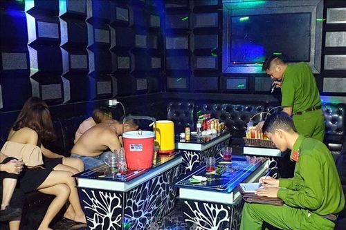 Phát hiện nhóm thanh niên sử dụng ma túy trong quán karaoke chưa có giấy phép hoạt động