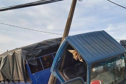 Đâm vào đuôi xe tải đậu bên đường, vợ tài xế tử vong mắc kẹt trong cabin