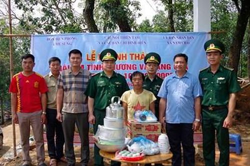 Đồn Biên phòng A Mú Sung bàn giao 2 ngôi nhà cho hộ nghèo nơi biên giới