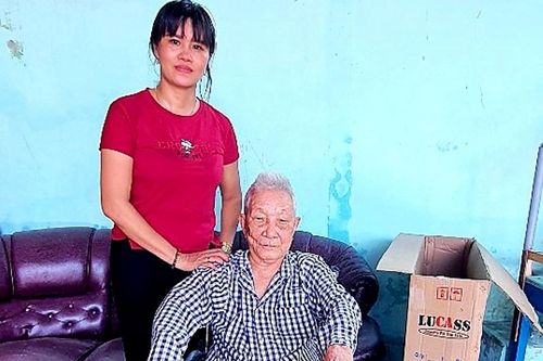 Các đơn vị bàn giao nhà, tặng xe lăn, học bổng, nước ngọt