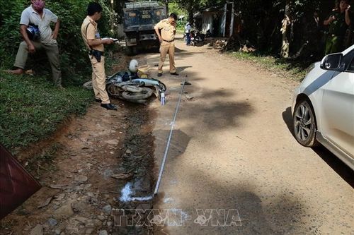 Va chạm với xe tải, hai nữ sinh gặp nạn khi đang trên đường đến trường