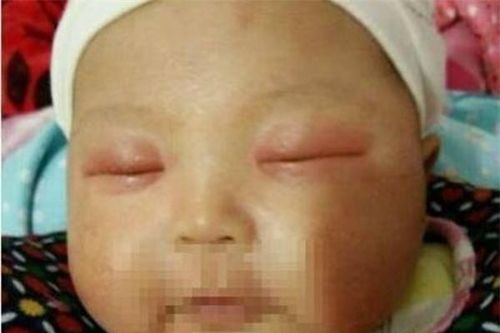 Nghe tiếng con khóc ngặt trong phòng bà, mẹ trẻ bàng hoàng khi thấy cảnh bà cầm kim khâu