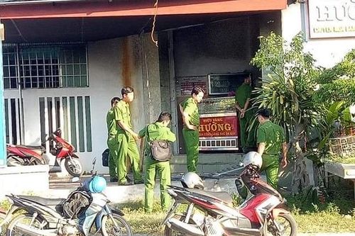 Người đàn ông mang xăng đi đốt tiệm vàng của anh trai