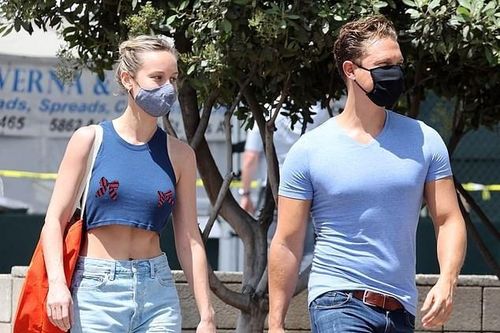 Nữ siêu anh hùng 'Captain Marvel' mặc crop top, không nội y ra phố