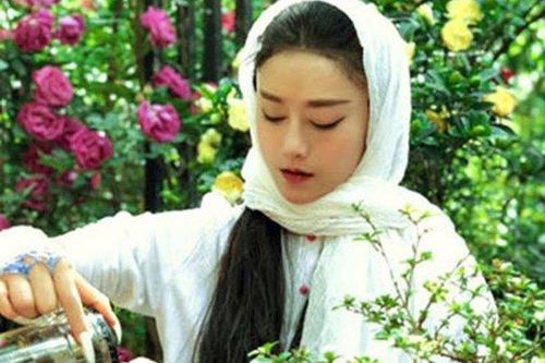 Kinh ngạc với quá trình 'lão hóa ngược' của nữ minh tinh 61 tuổi trẻ hơn gái đôi mươi