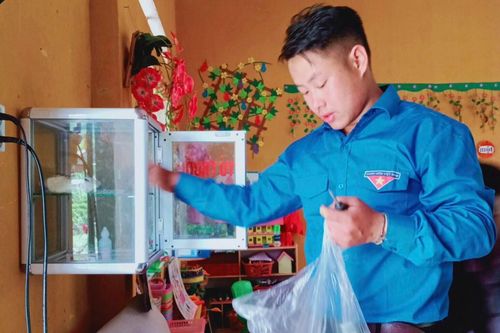 Trao tặng tủ thuốc học đường