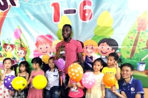 Tặng quà cho thiếu nhi nhân ngày 1/6