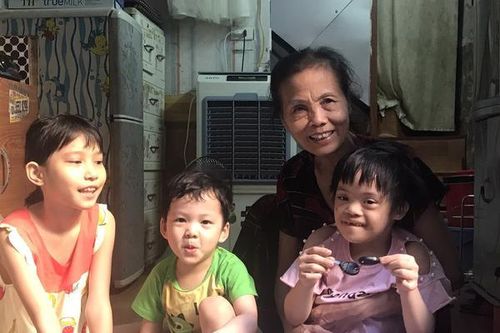 Xót xa những đứa trẻ 'không tên' bị nhốt sau cánh cửa sắt và nỗi đau của 1 người già