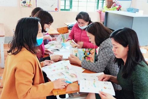 Các trường tiểu học hoàn thành chọn sách giáo khoa lớp 1 cho năm học mới