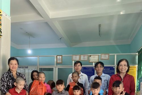 Thăm, tặng quà cho gần 900 trẻ em có hoàn cảnh đặc biệt