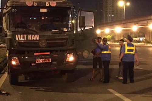 Phạt 83 triệu đồng hai xe ô tô chở quá tải, đi vào đường cấm