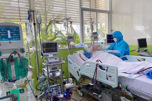 Sau 76 ngày điều trị Covid-19, lần đầu tiên nam phi công người Anh đã mỉm cười