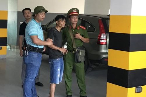 Giải cứu nam thanh niên phơi nắng trên nóc nhà 4 tầng