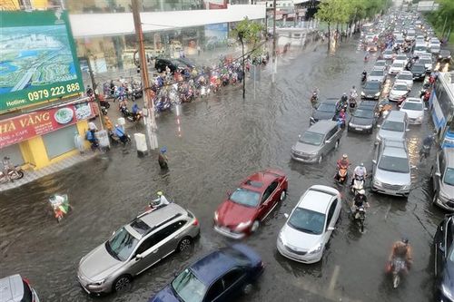 Chùm ảnh: Nhiều tuyến đường ở Thành phố Hồ Chí Minh ngập sâu hơn 50cm sau cơn mưa lớn