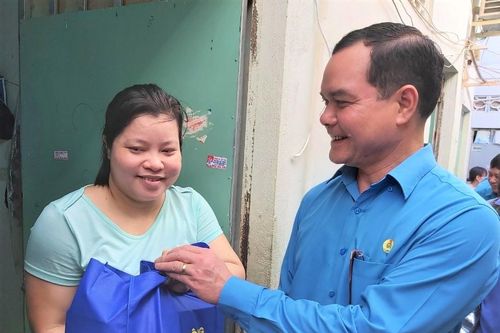 Thăm hỏi, động viên công nhân bị ảnh hưởng vì dịch COVID-19