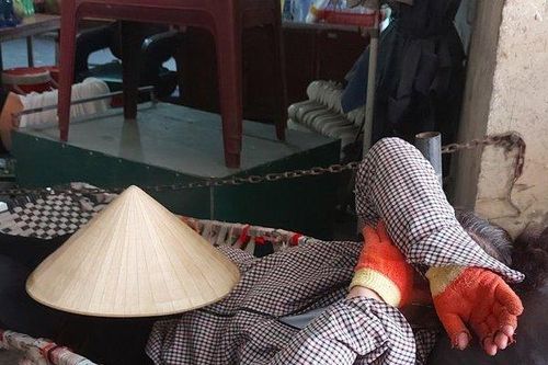 Xót thương người lao động 'gục ngã' dưới cái nắng quay quắt ở miền Trung