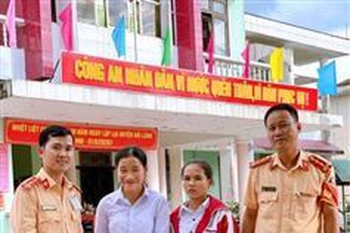 2 học sinh trả lại trên 50 triệu đồng cho người bị mất