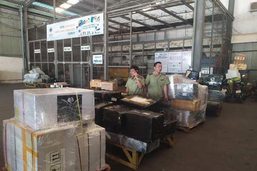 Chưa hết Covid-19, hàng ngoại nghi nhập lậu đã 'vội vã' bay về sân bay quốc tế Nội Bài