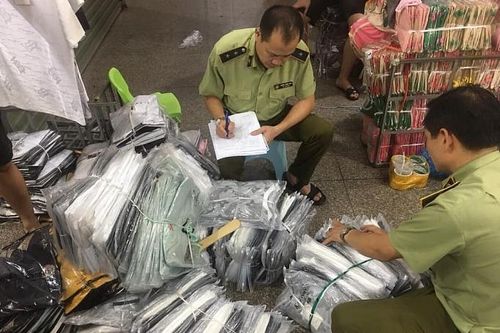 Thu giữ gần 4.700 hàng giả, nhái, nhập lậu ở chợ Ninh Hiệp