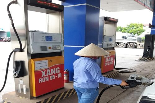 Một cây xăng nhập hàng trôi nổi bị phạt nặng
