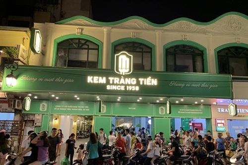 Hà Nội: Kem Tràng Tiền bất ngờ lột xác với phong cách châu Âu sang chảnh sau khi đổi chủ