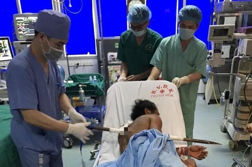 Cứu sống người đàn ông bị thanh xà beng dài 1 mét đâm xuyên người