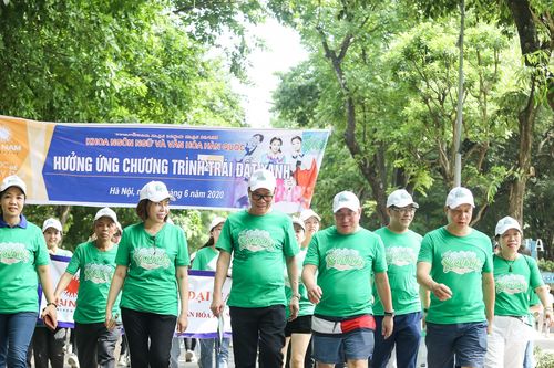 Đi bộ quanh Hồ Gươm hưởng ứng thông điệp bảo vệ môi trường