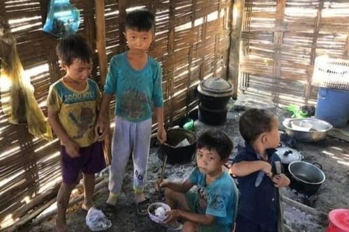 Người chụp ảnh 4 em nhỏ ăn ve sầu: Nhiều người đã liên lạc giúp các bé