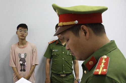 Đà Nẵng: Khởi tố 2 thanh niên bốc đầu xe máy trên phố