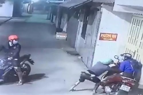 Cô gái cướp xe ôm rồi sang Anh ở với mẹ