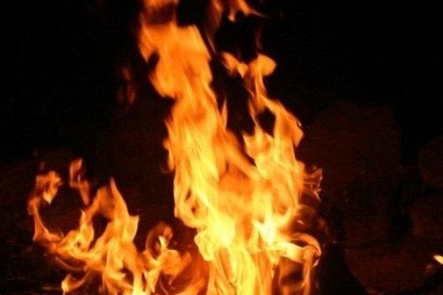 Mâu thuẫn gia đình, con trai tưới 5 lít xăng lên người cha rồi châm lửa đốt