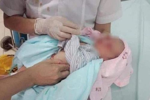 Bé trai sơ sinh sống sót kỳ diệu sau 3 ngày bị bỏ rơi dưới cái nắng 40 độ C