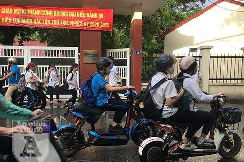 Giật mình trước cảnh học sinh 'liều lĩnh' với xe điện