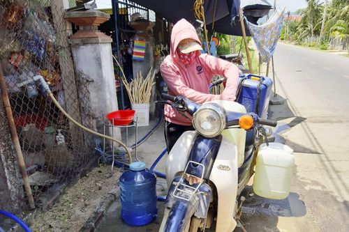 Sống cạnh nhà máy nước sạch, hàng nghìn hộ dân ở Bình Định vẫn khát: Cứ từ từ rồi nước sẽ về...