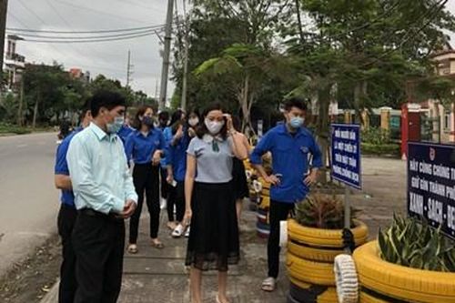 Tái chế lốp xe hỏng thành chậu trồng hoa