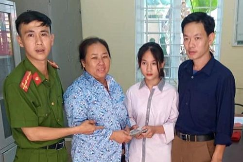 Nữ sinh xứ Thanh trả gần 40 triệu cho người đánh rơi