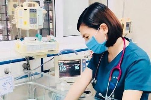 Sức khỏe bé sơ sinh bị bỏ rơi 3 ngày giữa trời nắng 40 độ C có cải thiện tốt
