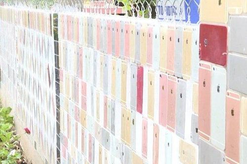 Clip: Chiêm ngưỡng tường rào ốp bằng 2.000 vỏ điện thoại iPhone và chia sẻ bất ngờ của chủ nhân