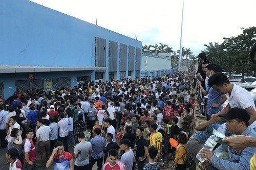 Sân vận động Hà Tĩnh 'thất thủ': Khán giả bức xúc lên tiếng vì mua vé song không được vào xem