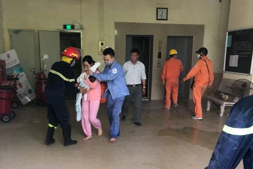 30 người thoát khỏi đám cháy tại chung cư A5 - Đền Lừ