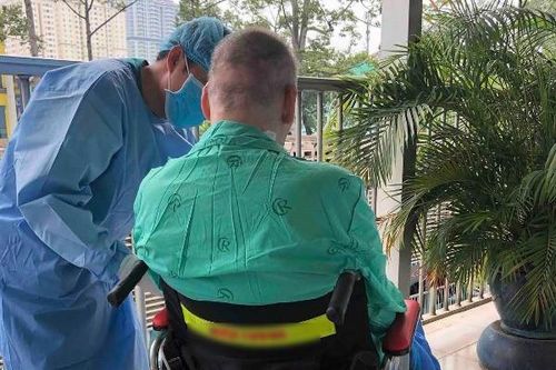 Phi công người Anh đã tự thở được 24h và toàn cảnh điều trị Covid-19 tại Việt Nam