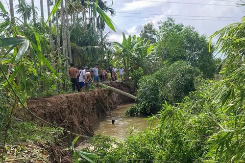 Sạt lở tuyến đường dài 40m, 2 xe máy đang lưu thông rơi xuống kênh