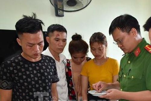 Rủ 2 cô gái 20 tuổi vào khách sạn 'thác loạn ma túy'