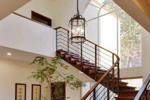 Chọn vị trí và chất liệu làm cầu thang thế nào để hợp phong thủy?
